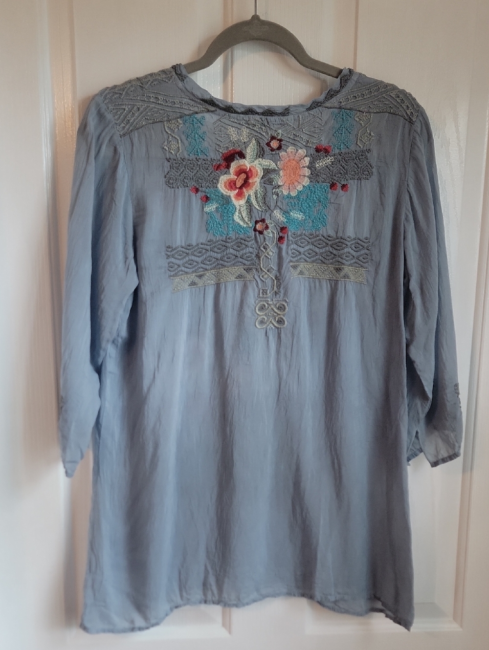 Johnny Was Light Blue Floral Embroidered V-Neck Women's Top Shirt Medium M Flaw - Picture 4 of 7